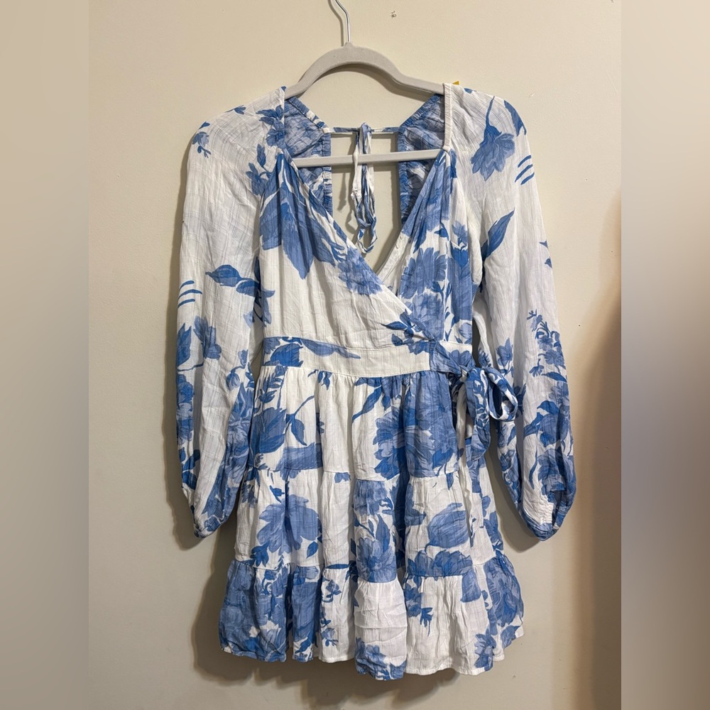 American Eagle‎ Women’s Small Dress Floral Blue White tie back and side V Neck